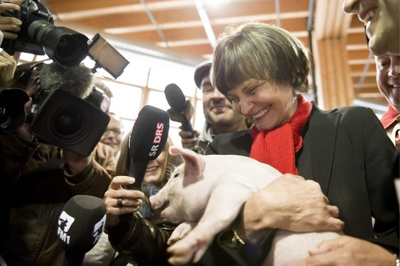 Bundespraesidentin Micheline Calmy-Rey haelt das traditionelle Schweinchen im Arm, an der Eroeffnung der 69. OLMA, Schweizer Messe fuer Landwirtschaft und Ernaehrung, am Donnerstag, 13. Oktober 2011 i ...