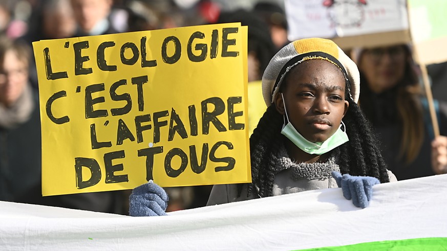 Des gens manifestent lors d'une manifestation « 26 ans de COP : que des mots en l'air ! pour une écologie populaire ! pour protester contre le manque de sensibilisation au climat lors du Som ...