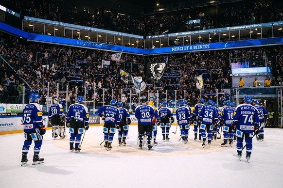 Les fribourgeois saluent les fans a la fin du match du championnat suisse de hockey sur glace de National League entre le HC Fribourg Gotteron et HC Davos, ce samedi 5 octobre 2024 a la BCF Arena a Fr ...