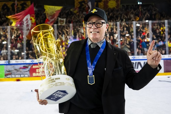 KEYPIX - L'entraineur Chris McSorley (HCS) fete avec la coupe de champion de Swiss League, lors de l'acte 5 de la finale des Play-off de Swiss League de hockey sur glace entre le HC Sierre,  ...