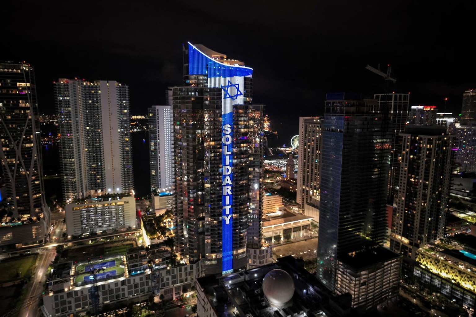 Le mot «solidarité» a illuminé le gratte-ciel de 60 étages du Paramount Miami Worldcenter dans le centre de Miami, lundi 9 octobre 2023.