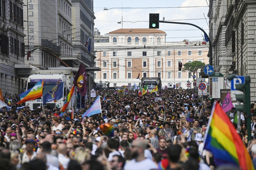 epa10683614 Members and supporters of the lesbian, gay, bisexual and transgender (LGBT) community take part in the Pride parade in Rome, Italy, 10 June 2023. EPA/RICCARDO ANTIMIANI