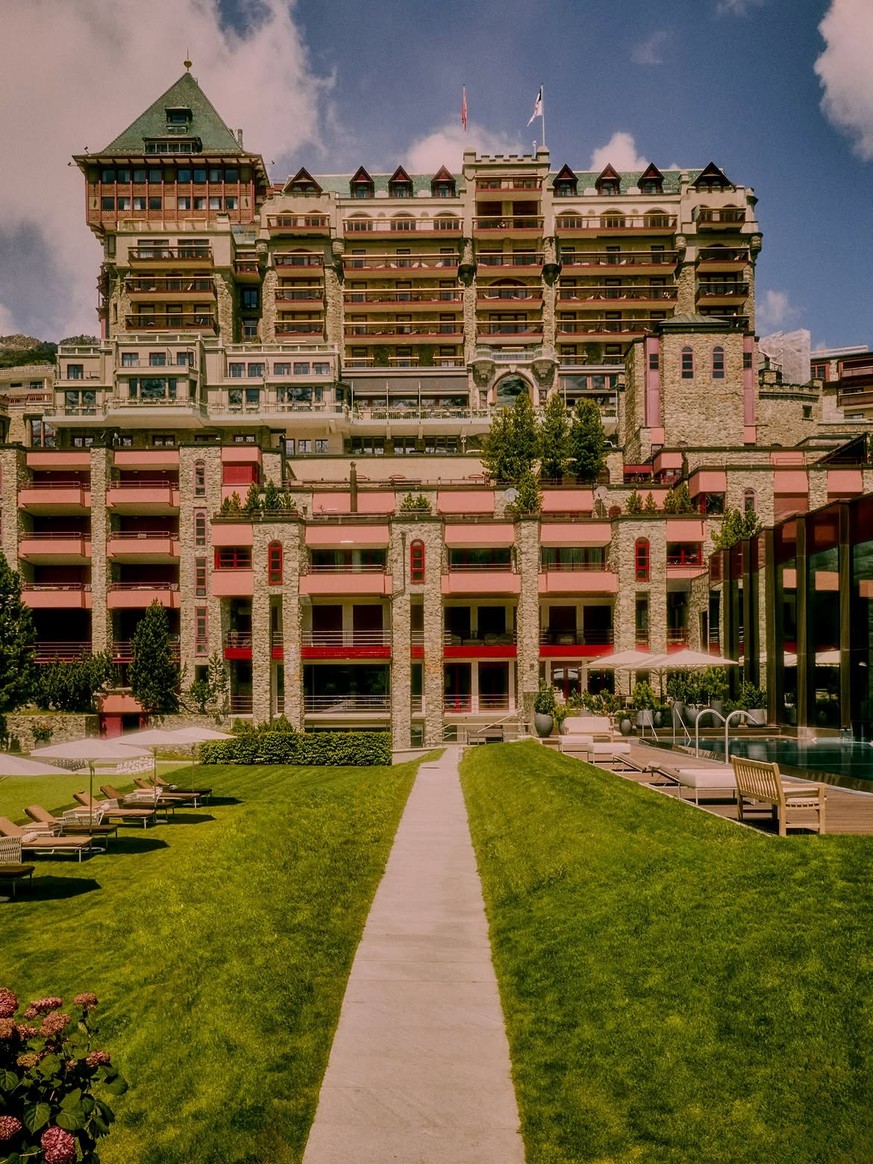 Le Badrutt’s Palace de Saint-Moritz est le seul hôtel suisse du classement The 50 Best Hotels 2026. Prix, histoire et infrastructures.