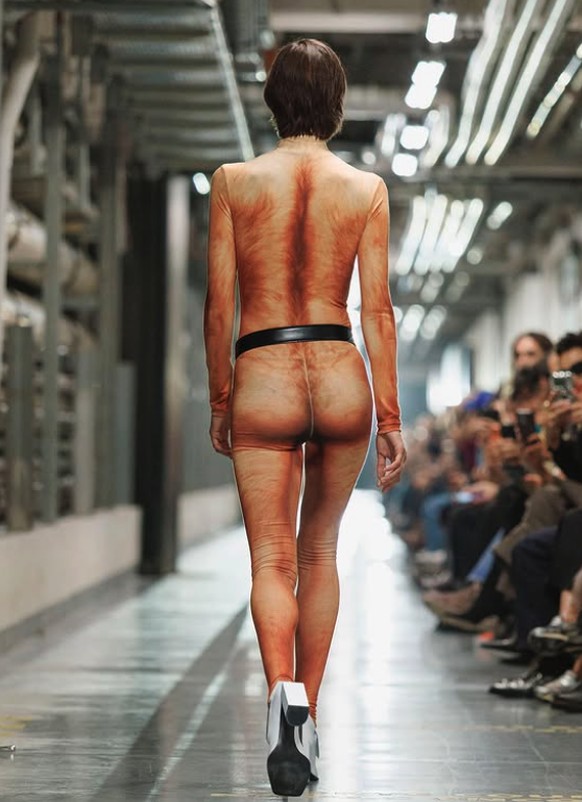 A poil, dans un collant qui gratte.