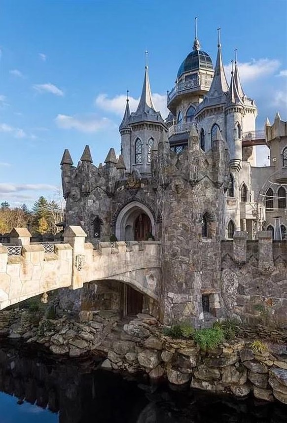 crazy castle in connecticut für 60 millionen zu verkaufen https://www.zillow.com/homedetails/450-Brickyard-Rd-Woodstock-CT-06281/58124274_zpid/?