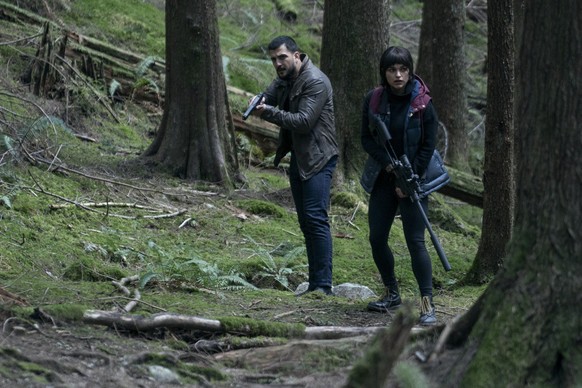 The Night Agent. (L to R) Phoenix Raei as Dale, Eve Harlow as Ellen in episode 103 of The Night Agent. Cr. Dan Power/Netflix © 2023