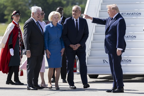 From left, Former US Speaker of the House Newt Gingrich and his wife Callista Gingrich, US Ambassador to Switzerland and Liechtenstein and Swiss Federal President Guy Parmelin, welcome US President Do ...
