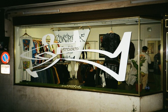 La vitrine de Numa Supply, le soir de son inauguration.