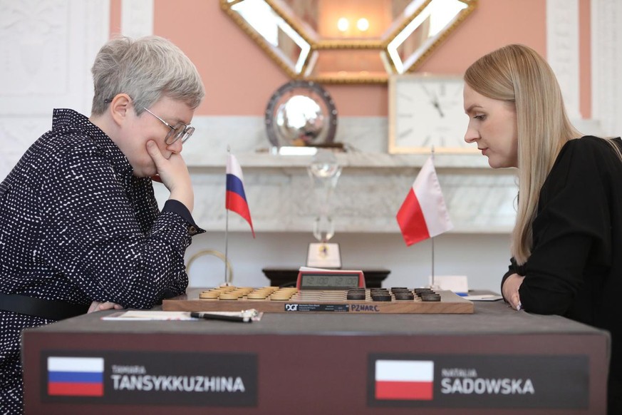 Durant la finale, un officiel polonais est venu retirer le drapeau de la Russe Tamara Tansykkuzhina, sextuple championne du monde de la discipline. Une intervention qui a distrait la Russe.