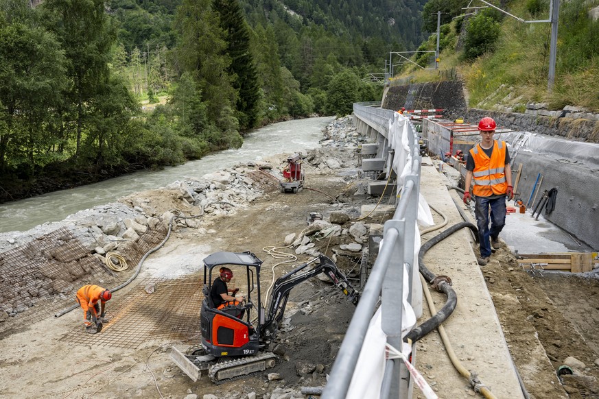 Des ouvriers reparent la voie ferree du train de la compagnie Matterhorn Gotthard Bahn (MGB) le long de la riviere Vispa, sur la ligne entre Viege-Visp et Taesch, suite aux intemperies le mercredi 10  ...