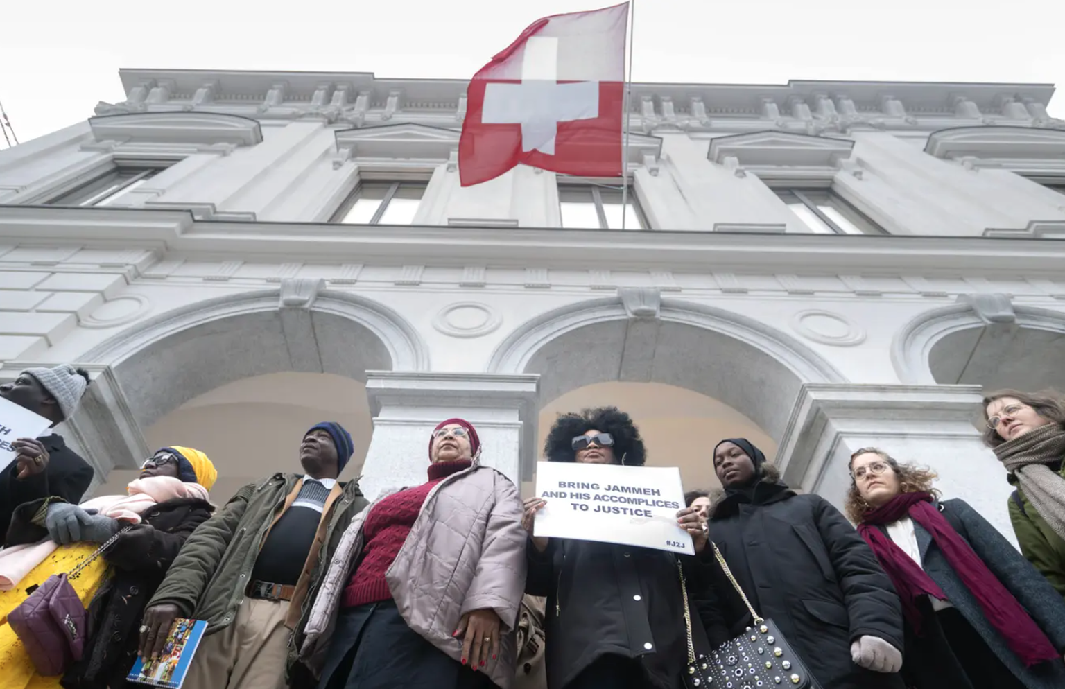 Les victimes de la dictature gambienne se rassemblent devant le Tribunal pénal fédéral.