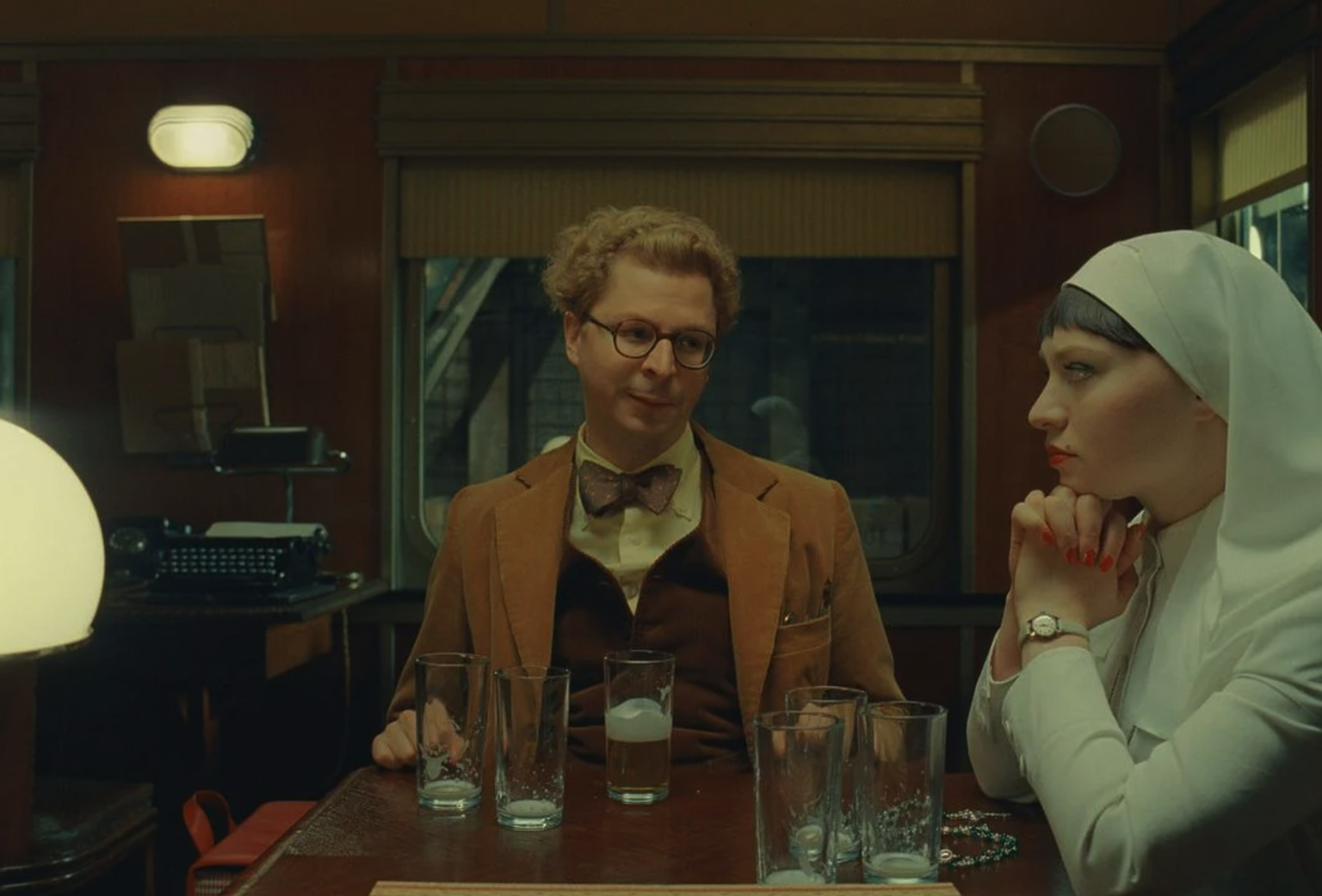 Michael Cera incarne Bjorn, un hilarant professeur danois passionné d&#039;insectes.
