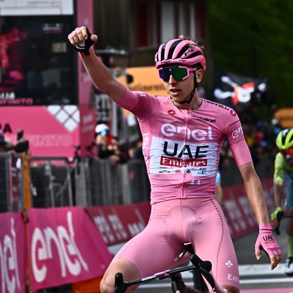 Tadej Pogacar voit la vie en rose sur le Giro