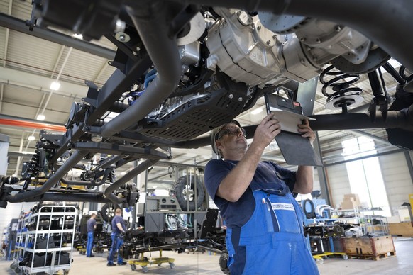 Ein Mitarbeiter erfasst Daten waehrend der Montage eines Duro, fotografiert am Mittwoch, 8. September 2021 bei General Dynamics European Land Systems-Mowag AG in Ermatingen. Das Duro Modernisierungs-  ...