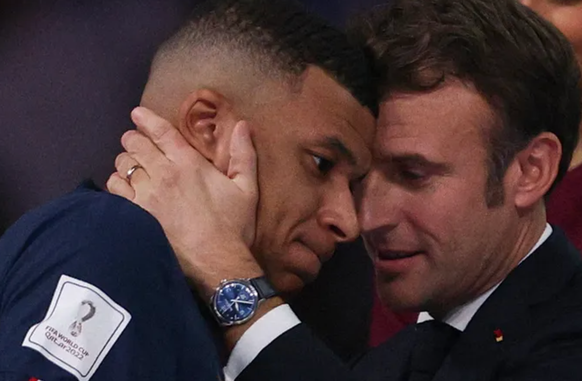 Il l'a portait déjà quand il faisait des câlins à Mbappé.