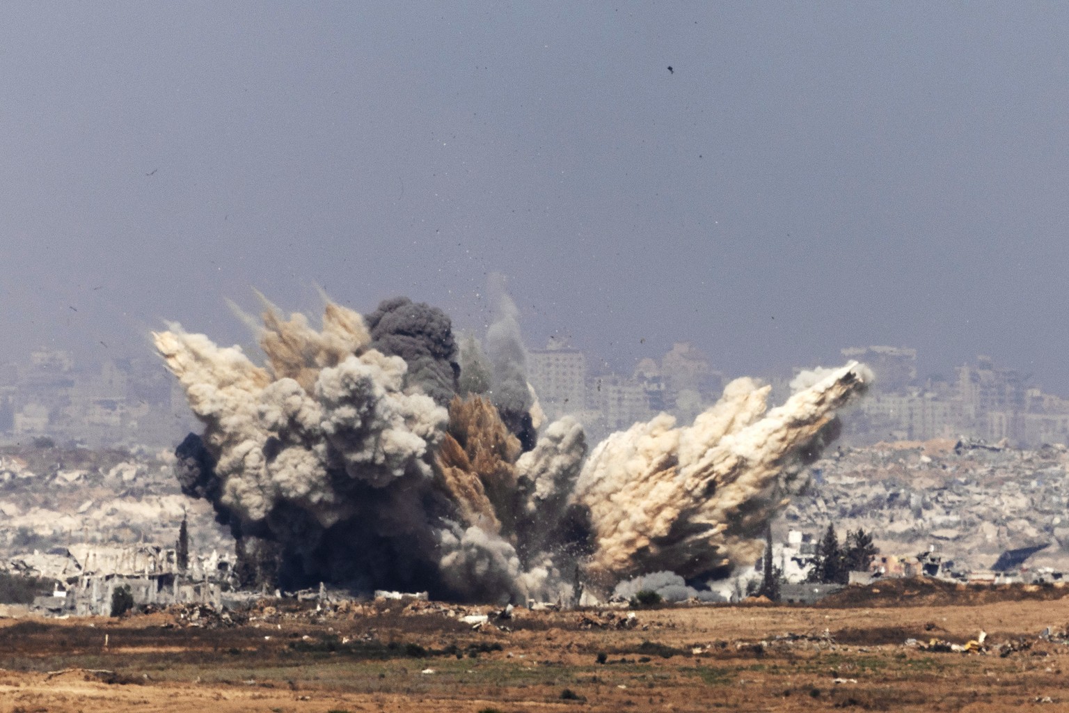epa12228469 Smoke rises following an Israeli airstrike in the northern Gaza Strip near Beit Hanoun, as seen from the Israeli side of the border, 10 July 2025. EPA/ATEF SAFADI