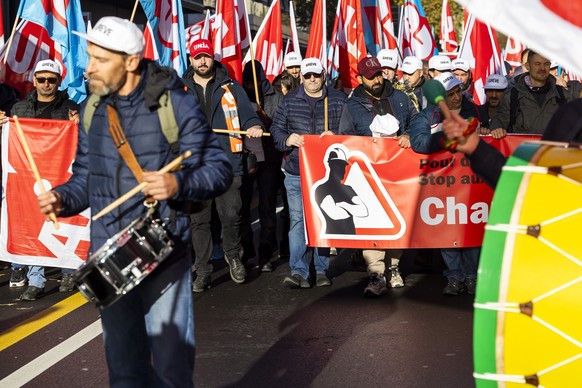 Plus d&#039;un millier d&#039;ouvriers du batiment defilent dans les rues de la ville pour denoncer leurs conditions de travail et reclamer une nouvelle convention nationale, lors de la premiere journ ...