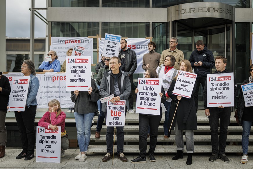 Des journalistes et employes de Tamedia Suisse romande brandissent des pancartes lors d&#039;un debrayage protestant contre un projet de restructuration impliquant la suppression de 290 postes et la f ...