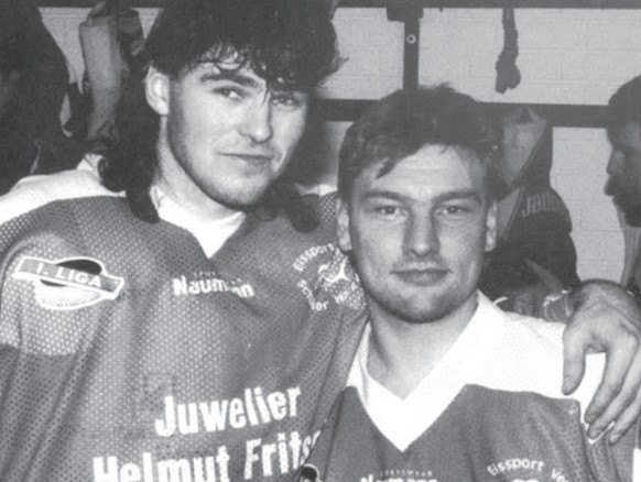 Un moment fort pour tous les joueurs. Le gardien de Schalke Christoph Kleckers (à droite) pose ici avec Jaromir Jagr.