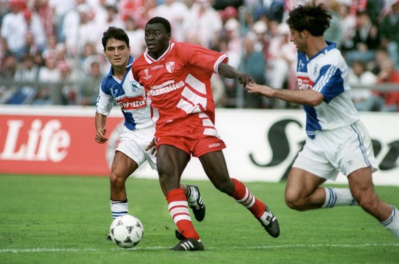 Ahmed Ouattara, Mitte, vom FC Sion, kaempft am Pfingstmontag, 5. Juni 1995 beim Schweizer Fussball Cupfinal zwischen dem FC Sion und GC im Stadion Wankdorf in Bern mit Massimo Lombardo, links, GC, und ...