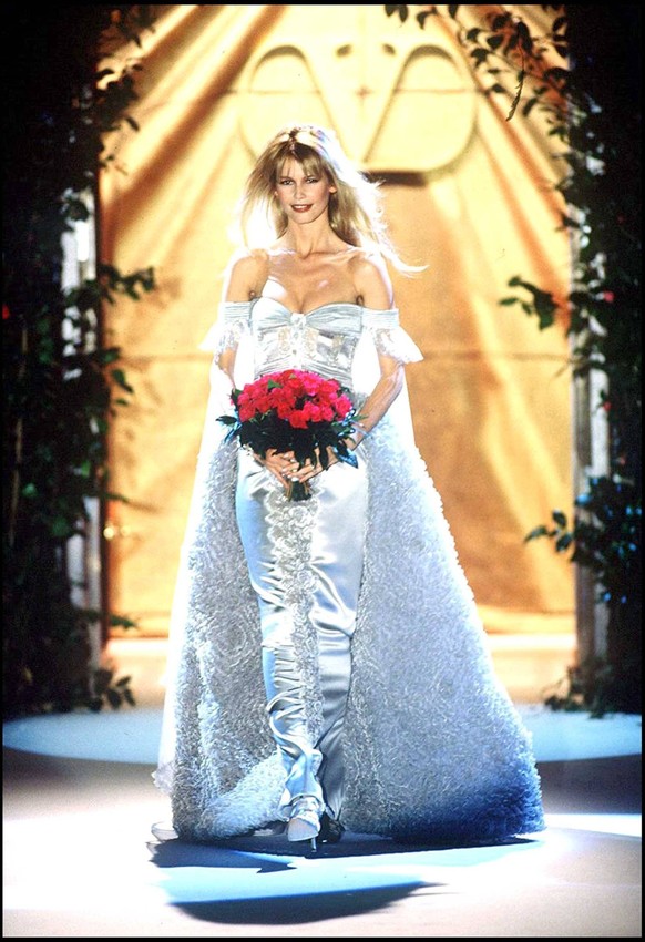 Info - Claudia Schiffer f�te ses 50 ans le 25 ao�t - CLAUDIA SCHIFFER DEFILE VALENTINO AU COLLECTION HAUTE-COUTURE PRINTEMPS-ETE 1995 France *** Info Claudia Schiffer Feiertag seine 50 Jahre der 25 Au ...