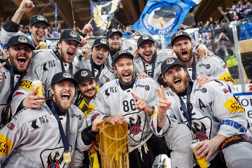 Die Fribourger Spieler mit Julien Sprunger feiern den Meistertitel mit dem Pokal nach ihrem Sieg gegen Davos in der Verlaengerung im siebten Eishockey Playoff Finalspiel der National League zwischen H ...
