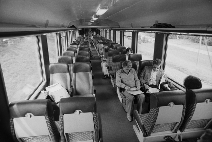 Innenaufnahme SBB Zweitklass-Grossraumwagen Bpm für den internationalen Verkehr, klimatisiert (UIC-Gattung Z1) 1980