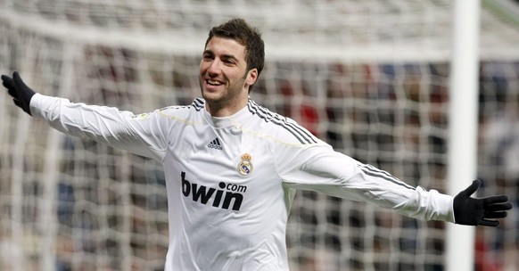 epa01971252 Real Madrid&#039;s Argentinian striker Gonzalo Higuain celebrates after scoring the opening goal during the Spanish Liga Primera Division match between Real Madrid and Real Zaragoza at San ...