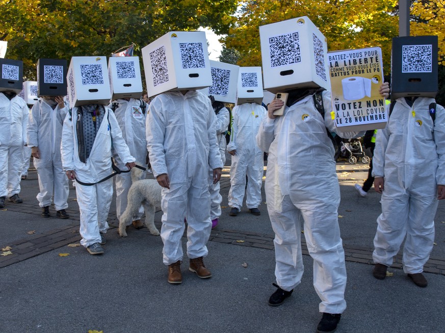Les opposants aux mesures sanitaires manifestent lors d'une manifestation organisée par les «Amis de la Constitution», le 6 novembre 2021, à Fribourg.