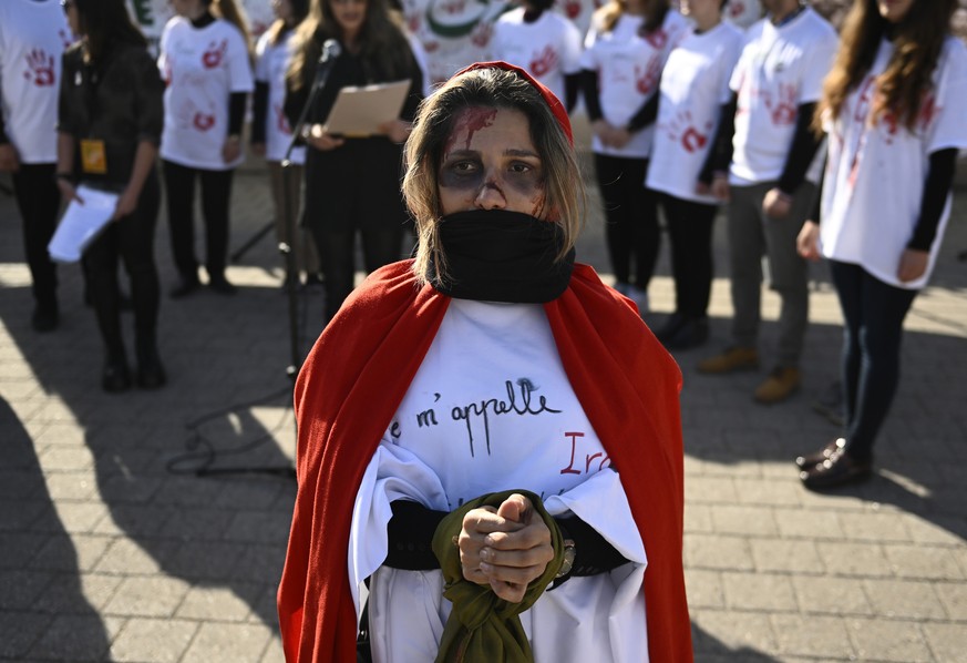 Une jeune canadienne dénonce les abus commis contre les femmes en Iran, mais pas seulement.