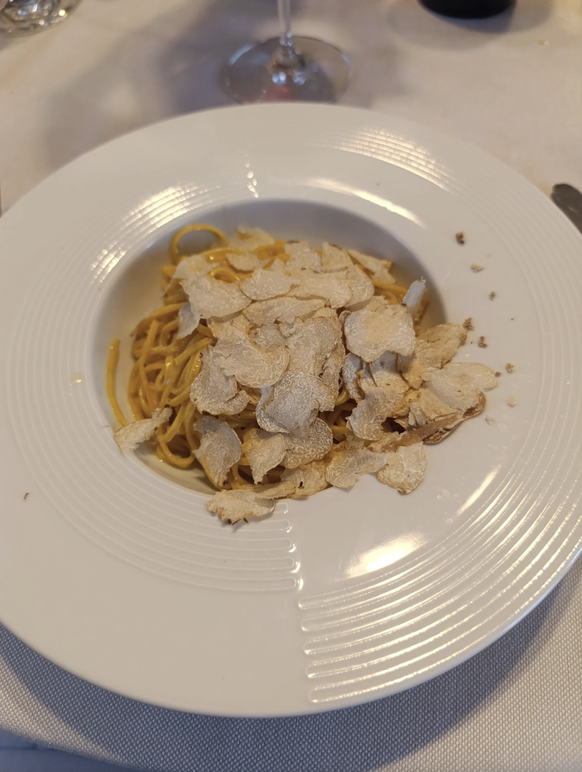 Tajarin à la truffe blanche à la Cantina Dei Cacciatori à l'extérieur d'Alba.