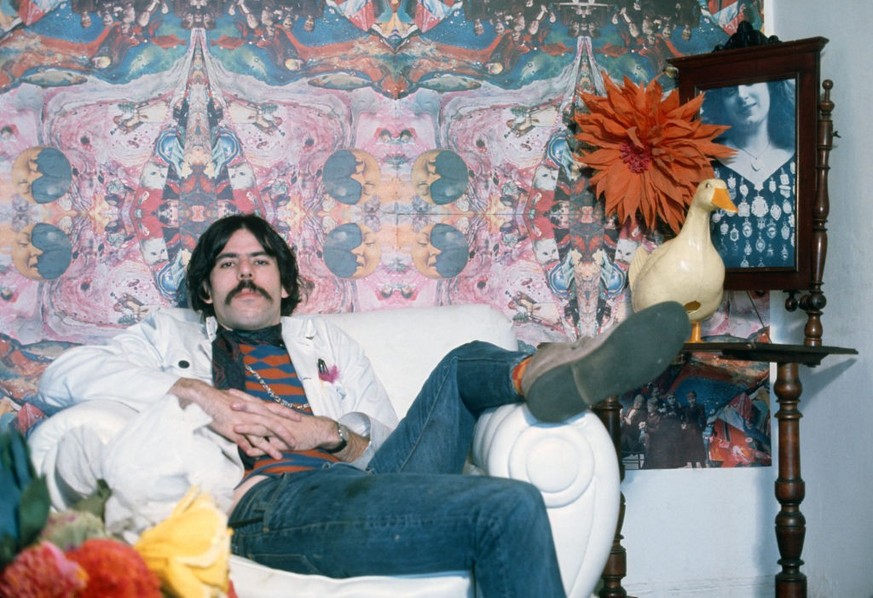 NEW YORK, NY - OCTOBER 10: Peter Max at home on October 10, 1967 in New York, New York. (Photo by Santi Visalli/Getty Images)