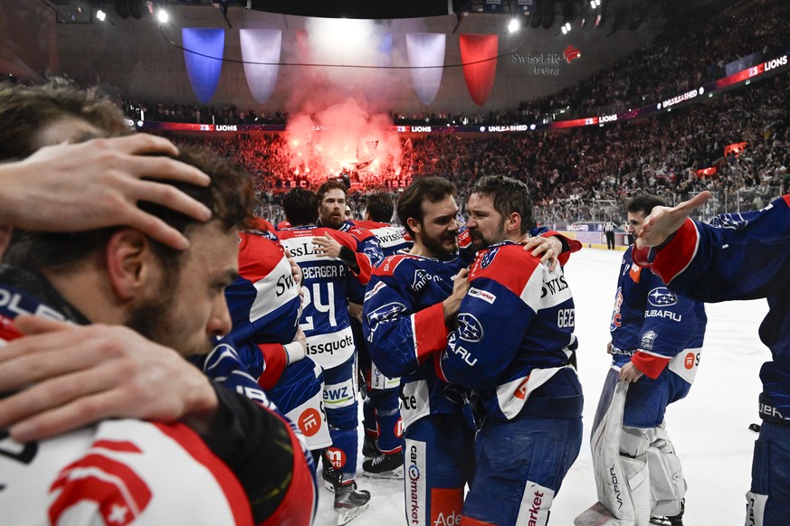 Die Zuercher mit Captain Patrick Geering jubeln nach ihrem Sieg im siebten Playoff Final Eishockeyspiel der National League zwischen den ZSC Lions und dem Lausanne HC, am Dienstag, 30. April 2024, in  ...