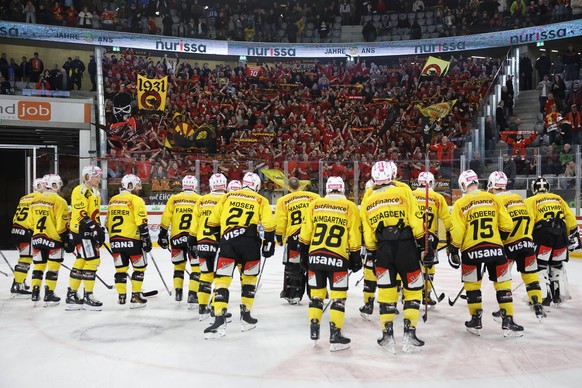 Berns Spieler feiern mit ihren Fans nach dem Sieg im dritten Eishockey Playoff Viertelfinalspiel der National League zwischen EHC Biel und SC Bern, am Samstag, 18. Maerz 2023, in der Tissot Arena in B ...