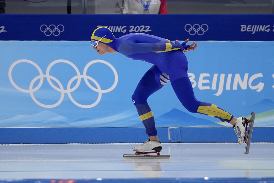 Nils van der Poel of Sweden competes in the men&#039;s speedskating 10,000-meter race at the 2022 Winter Olympics, Friday, Feb. 11, 2022, in Beijing. (AP Photo/Sue Ogrocki)