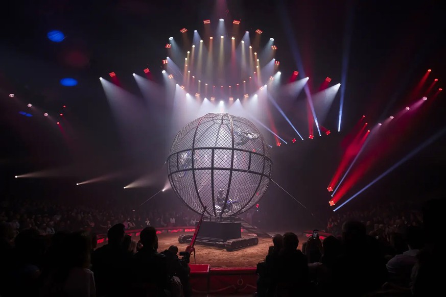 &quot;Globe of Speed&quot; (globe de la vitesse) : Les motards font des tours de piste dans la cage métallique sphérique.