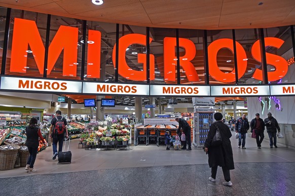 ARCHIVBILD ZUM UMSATZ DER MIGROS IM GESCHAEFTSJAHR 2021, AM DIENSTAG, 18. JANUAR 2022 - Das Migros Logo beim Ladeneingang, fotografiert am Samstag, 17. Februar 2018, am Flughafen Zuerich. (KEYSTONE/Me ...