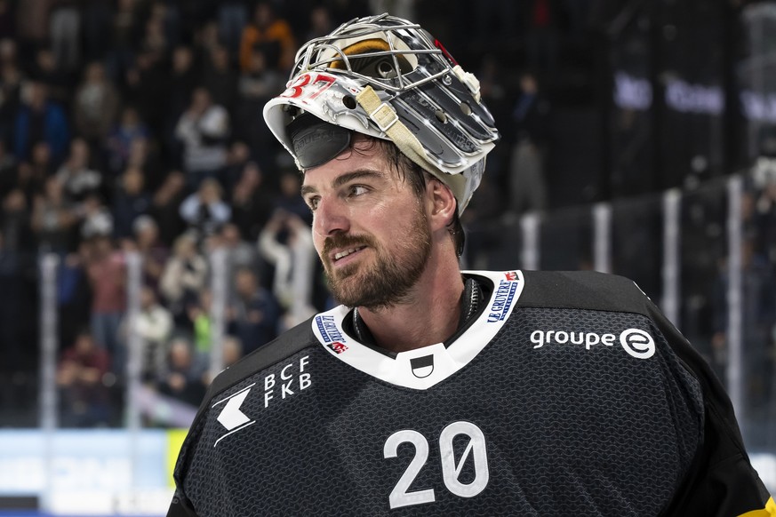 Torhueter Reto Berra (HCFG) jubelt nach dem Sieg zum 4-0 gegen HC Lugano, HCL, beim Eishockey Meisterschaftsspiel der National League A zwischen dem HC Fribourg Gotteron, HCFG, und dem HC Lugano, HCL, ...