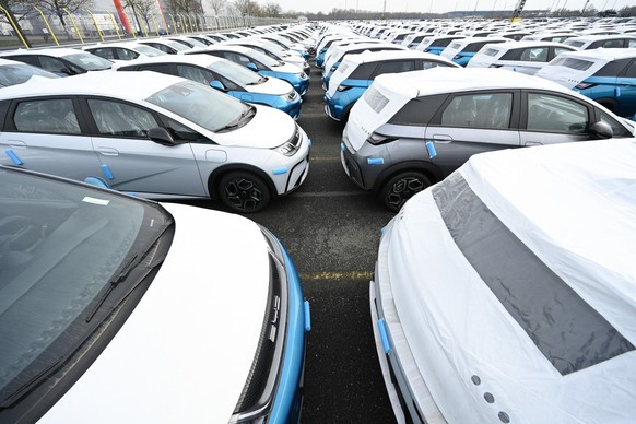 ARCHIV - 26.02.2024, Bremen, Bremerhaven: Zahlreiche Neuwagen des Modells Dolphin vom Autohersteller BYD stehen im BLG Auto Terminal Bremerhaven. (zu dpa: