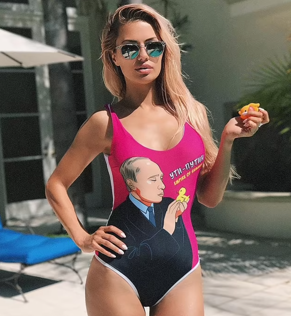 Victoria Bonya n'hésite pas à poser avec un maillot de bain à l'effigie de son président.