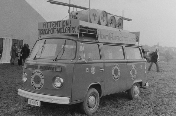 Toujours de la partie: minibus VW photographié lors d’une manifestation contre le nucléaire. Lucens, 1978.
https://permalink.nationalmuseum.ch/100513728