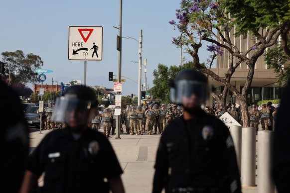 epa12167407 The California National Guard protects the Federal Building during protests sparked by immigration raids in Los Angeles, California, USA, 09 June 2025. US President Donald Trump has deploy ...