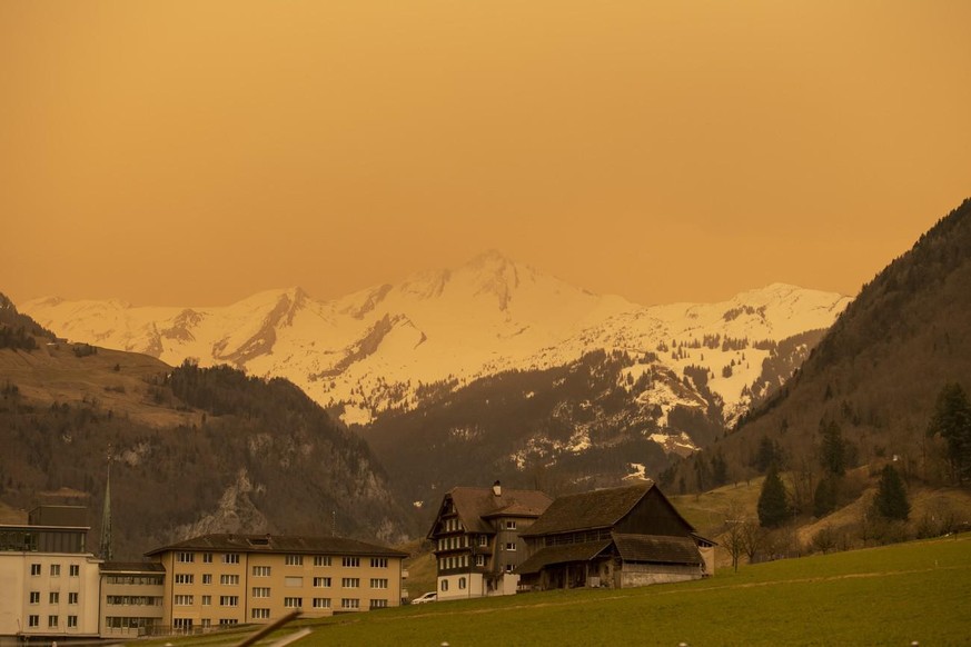 Sahara dust drifts over central Switzerland near Mount Brisen and the village of Stans in the canton of Nidwalden, Switzerland, on Tuesday, March 15, 2022. (KEYSTONE/Urs Flueeler)..Saharastaub zieht u ...