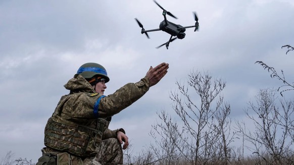 Un soldat ukrainien lance un drone près de Vouhledar.