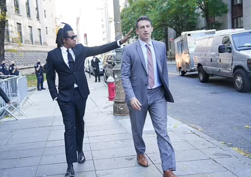 Jay-Z et Alex Spiro, dans les rues de New York en 2021, à la fin d'un procès (remporté, évidemment). La société Parlux, affirmait que le rappeur n'avait pas suffisamment fait d'effort pour promouvoir  ...