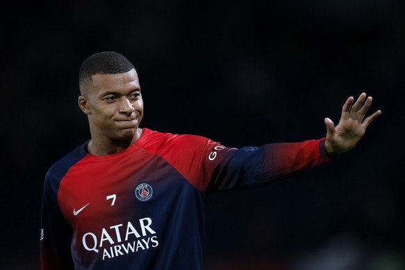 epa10881320 Paris Saint Germain&#039;s Kylian Mbappe warms up prior to the French Ligue 1 match between Paris Saint-Germain and Olympique de Marseille in Paris, France, 24 September 2023. EPA/YOAN VAL ...