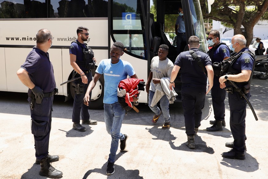 epa12224391 Migrants get off a bus at the port of Heraklion, Crete, Greece, 08 July 2025. The Greek Coast Guard, in collaboration with local authorities, has begun the identification process after at  ...