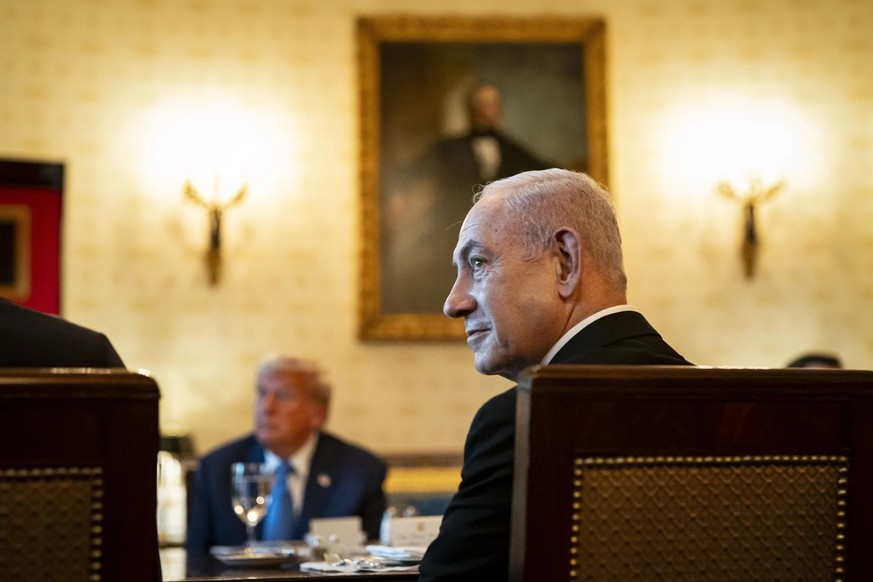 Le Premier ministre israélien Benjamin Netanyahou lors d&#039;une visite à la Maison-Blanche le 7 juillet 2025. En arrière-plan: l&#039;hôte Donald Trump.