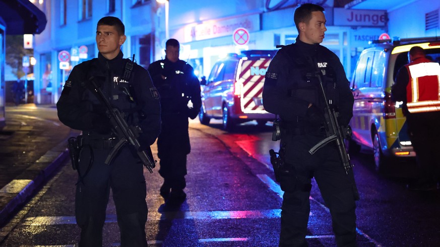 23.08.2024, Nordrhein-Westfalen, Solingen: Polizei und Rettungswagen stehen in der Nähe des Einsatzortes. Bei einer Attacke auf der 650-Jahr-Feier der Stadt hat es Todesopfer und Verletzte gegeben. Di ...