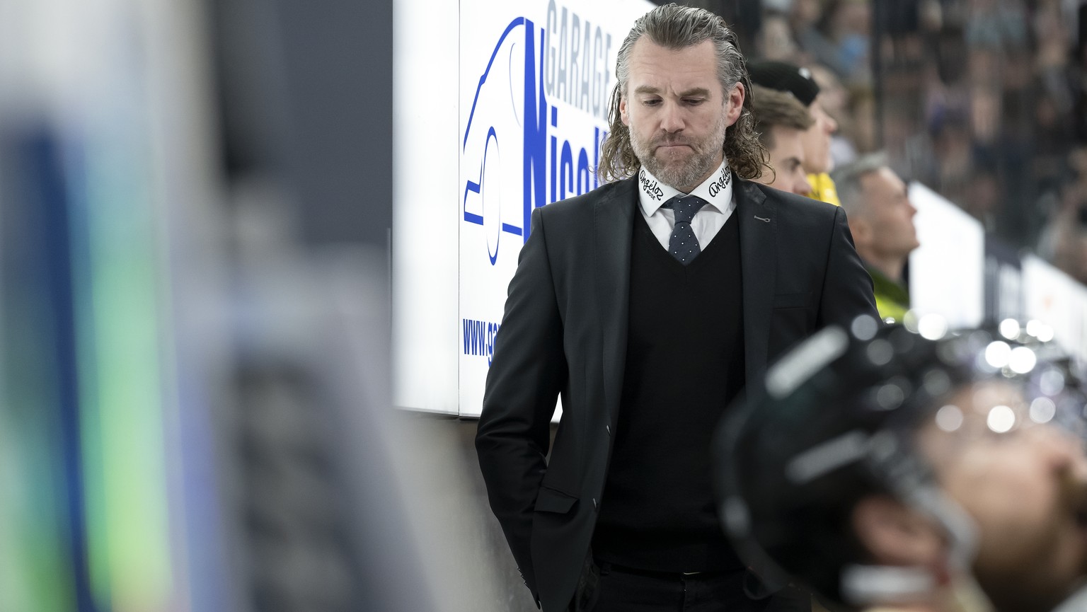 Gotterons Chefrainer und Sportdirektor Christian Dube reagiert beim Eishockey Pre Playoff, Spiel 1, der National League zwischen dem HC Fribourg Gotteron und dem HC Lugano, am Dienstag, 7. Maerz 2023, ...